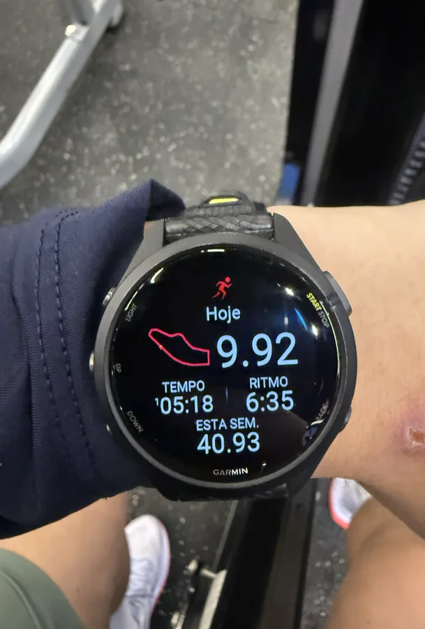 Relógio de corrida marcando um treino de quase 10 km